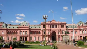 Apartan a dos policías por el “loco” que chocó contra la Casa Rosada