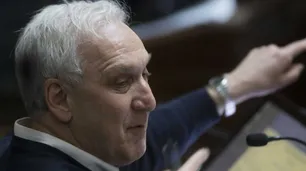 Expulsado de Ecuador, el embajador Fuks defendió al Presidente: "No reconoció ninguna complicidad"