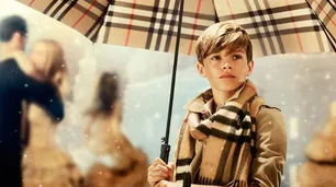 Los más famosos quedan fuera en debut de diseñador de Burberry
