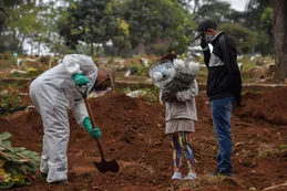 Brasil: impacto "devastador" de la pandemia y luchas políticas por la vacuna
