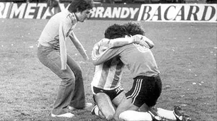 El Abrazo del Alma: la historia detrás de la imagen que definió la primera estrella argentina en el Mundial 1978