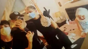 Tres delincuentes publicaron una selfie con una jubilada de 92 años luego de robarle