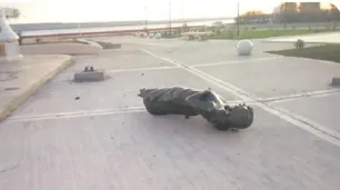 Derribaron y vandalizaron una estatua de Cristina Kirchner en Río Gallegos: hay un detenido