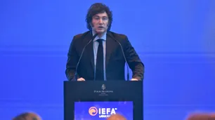 Ernesto Tenembaum reveló que Javier Milei pide bajar las luces cuando habla por "la papada"