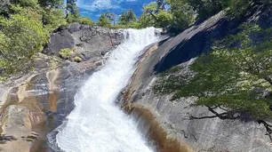 Tragedia en Bariloche: una mujer murió al tirarse de una cascada no habilitada