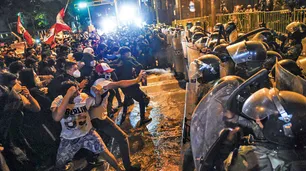 Masivas protestas contra el presidente Merino y el Congreso paralizan Perú