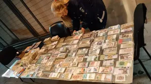 Billetes de campos de concentración y monedas del siglo XIII: la millonaria colección que incautó la Aduana