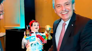 Luis Arce le regaló a Alberto Fernández un ekeko boliviano para la abundancia