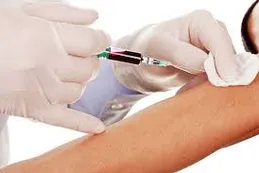 Un análisis de sangre podría detectar síntomas futuros de Alzheimer
