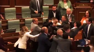 Escándalo parlamentario en Kosovo: le tiraron agua al primer ministro y hubo golpes de puño