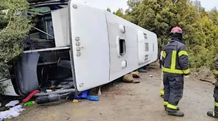 Un colectivo con 44 pasajeros volcó en Villa Traful: hay cinco turistas heridos de gravedad