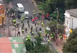Una explosión dejó un policía muerto y 30 heridos en Bogotá