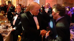 Otra catarata de tuits de Javier Milei de madrugada: cruzó a los "kukas" y celebró su foto con Donald Trump