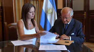 Pettovello firmó un acuerdo con la fundación de Abel Albino, el médico que dice que el Sida es capaz de atravesar la porcelana