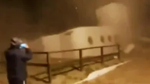 Video: Una casa de Mar del Tuyú se desplomó en el mar por la sudestada