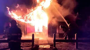 "Reconstrucción nacional mapuche": encontraron una bandera afuera de un incendio en Esquel