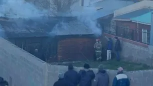 Trágico incendio en Chubut: quiso salvar a sus hijos y los tres murieron abrazados junto a su perro