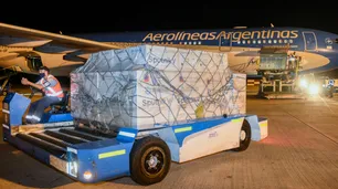 Llegaron las 800 mil dosis de Sputnik V y el sábado sale un vuelo a China en busca de más vacunas