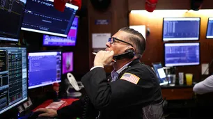 Wall Street opera con cautela ante el vencimiento del ultimátum que Donald Trump le da a Irán