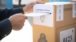 Encuesta: el 50% de los argentinos aceptaría "un gobierno no democrático si resuelve los problemas"