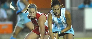 Azotadas por la lluvia, las Leonas empataron 2-2 con EEUU