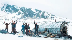 "La sociedad de la nieve", la película cruda que cuenta el milagro de la supervivencia: "Los muertos están ahí, al lado tuyo"