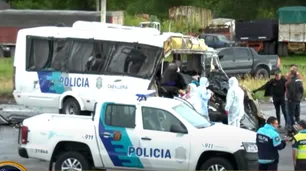 Trágico accidente: una combi de la Bonaerense chocó contra un camión cisterna y murieron cuatro policías