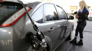 YPF anunció que bajará el precio de la nafta y el gasoil desde este martes 1 de octubre