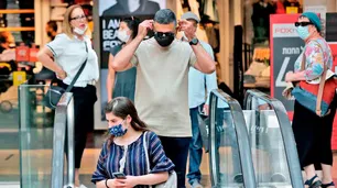 Israel: pese a las vacunas, crecen los casos de Covid-19 y vuelven las restricciones