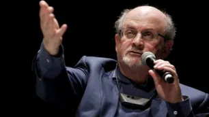 Aparecen más videos del ataque contra el escritor Salman Rushdie en Nueva York