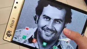 El hermano de Pablo Escobar lanza un smartphone plegable y dorado con polémica publicidad
