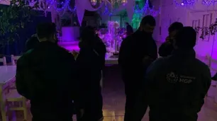 De película: policías irrumpieron en fiesta swinger clandestina y los confundieron con stripers