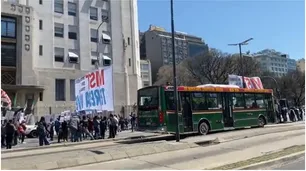 Caos en el centro porteño: militantes cortaron la 9 de Julio en reclamo de alimentos para comedores
