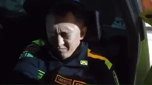 Policías colombianos fueron descubiertos extorsionando y se tragaron 500 mil pesos para destruir evidencia