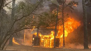 Dos focos de incendio afectan a Córdoba y corren riesgo las viviendas