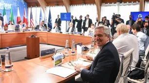 Alberto Fernández regresó al país con un álbum casi completo y la economía en agenda