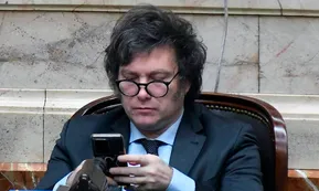 Una encuesta muestra la preocupación de los votantes de Javier Milei por su uso excesivo de Twitter: en agosto fueron 2 horas por día