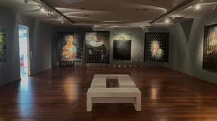 Rembrandt, Da Vinci, Vermeer con espinas, tapados con pintura negra o quemados, en la obra de Martín La Rosa
