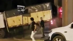 Estrelló su camión contra la fachada de un bar porque no le quisieron dar un whisky