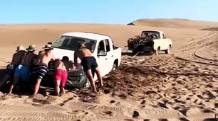 El video viral de la pick-up antigua que rescató a una 4x4 atascada en la arena