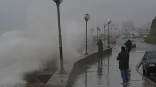 Violento temporal en la Costa, con olas gigantes de 7 metros, inundaciones y puertos cerrados: los videos más impactantes