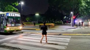 Usar capas de ropa, estirar en casa e hidratarse: claves para correr de noche y con frío