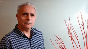 Desde su cama de hospital, Hanif Kureishi lanza un concurso de cuentos