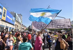 Manteros: tras el acuerdo, hay dos grupos que se oponen y siguen protestando