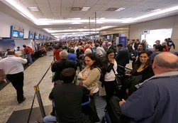 Demoras y caos en Aeroparque por asamblea de pilotos