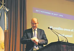 Sturzenegger resiste las versiones de su salida y prevén una baja del dólar