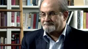 Salman Rushdie publica un libro sobre el ataque sufrido