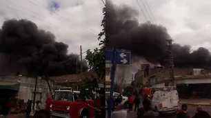 Incendio fuera de control en una fábrica de La Tablada: cayó el techo y temen por las paredes linderas