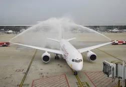 Cierran un aeropuerto de Londres por el incendio de un avión