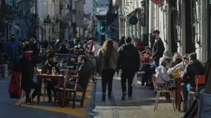 Sorpresa en el DNU de Alberto Fernández: bares y restaurantes podrán trabajar solo al aire libre